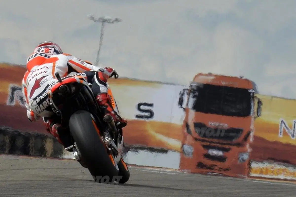 Le foto più spettacolari del GP di Aragon (23)