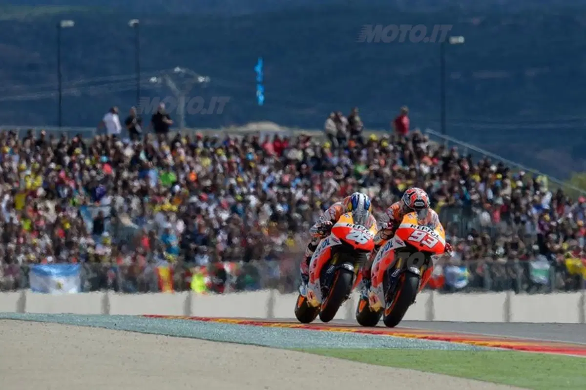 Le foto più spettacolari del GP di Aragon (34)