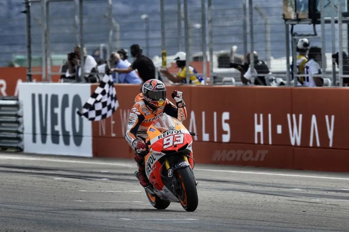 Le foto più spettacolari del GP di Aragon (38)
