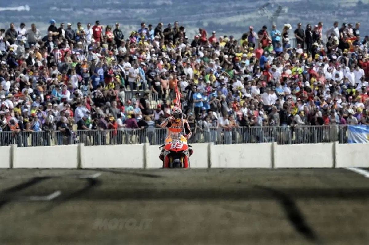 Le foto più spettacolari del GP di Aragon (40)
