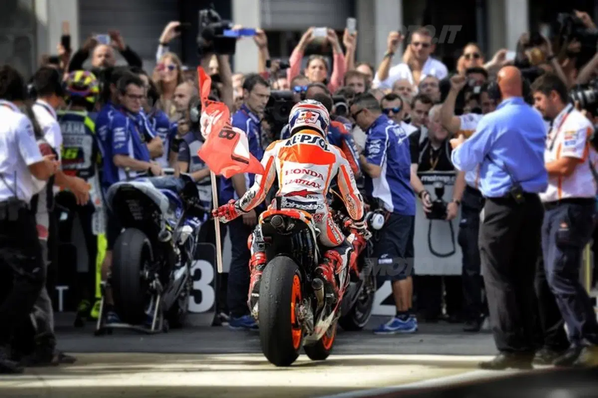 Le foto più spettacolari del GP di Aragon (41)