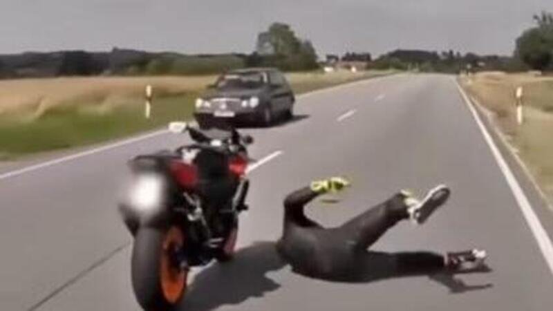 L&rsquo;impennatore punito dalla supersportiva che voleva entrambe le ruote a terra [VIDEO VIRALE]