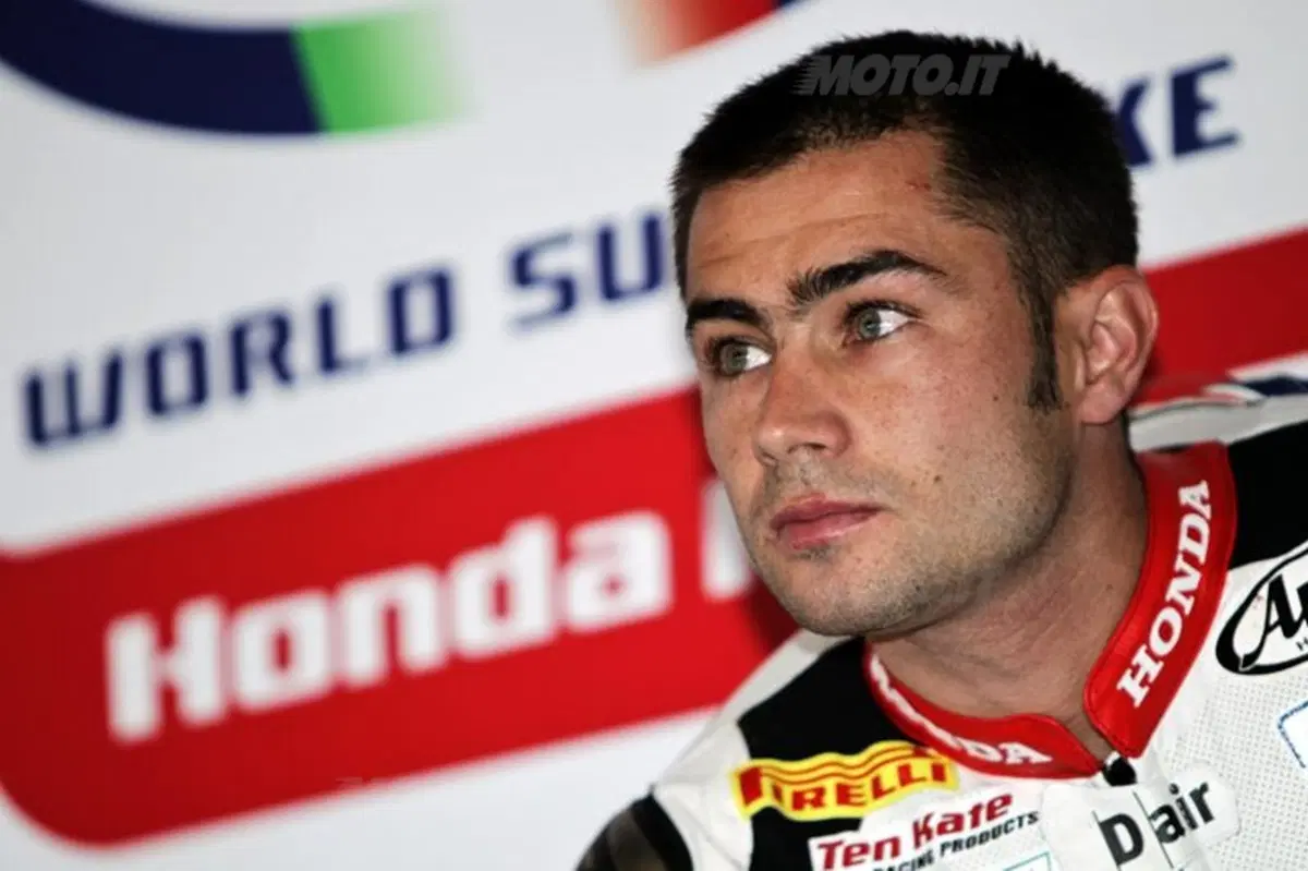 SBK. Il team Pata Honda SBK conferma Haslam e Rea per il 2014