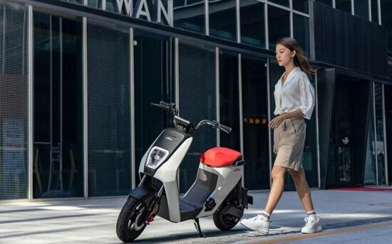 Honda U-be, scooter elettrico monoposto: poco più di 400 euro per la versione base