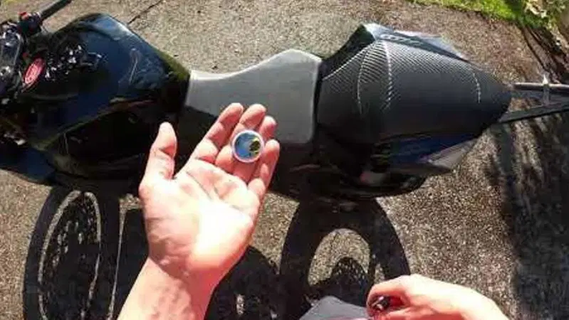 Motociclista ritrova la moto rubata grazie all'AirTag