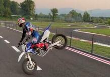 Una Yamaha YZ450F nelle mani di Toprak Razgatlioglu? Lo stoppie è servito! [VIDEO]