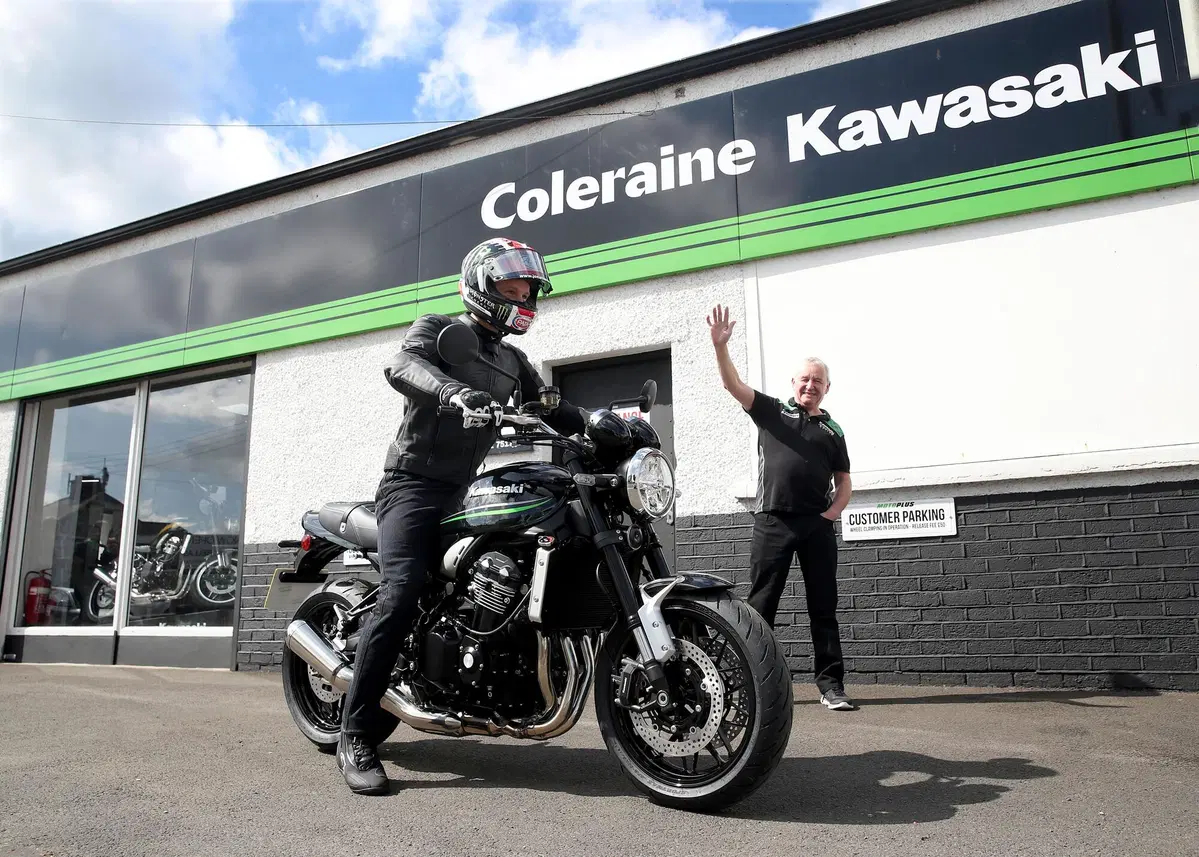 Jonathan Rea passa alla Kawasaki Z900RS (3)