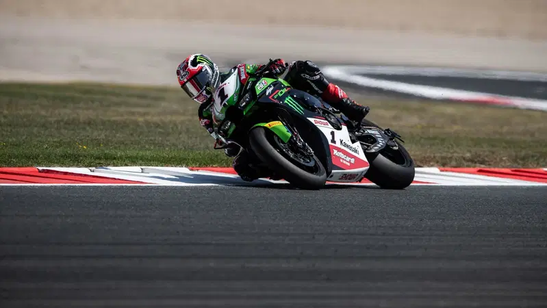 SBK 2021. GP di Navarra: Jonathan Rea fa sua la Superpole