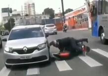 Scooter crash:  lo scooterista è più instabile del bauletto (che vola)! [VIDEO FAIL]