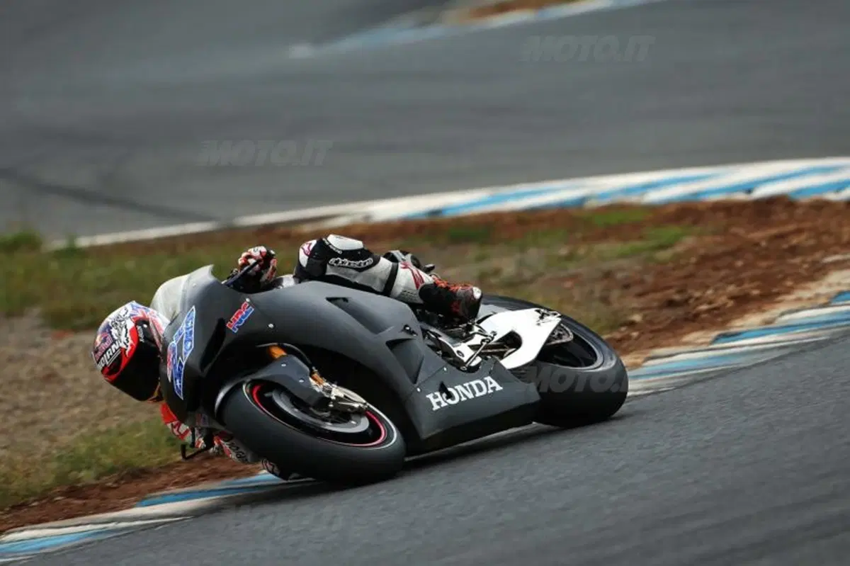 Test. Stoner in sella alla Honda Production (3)