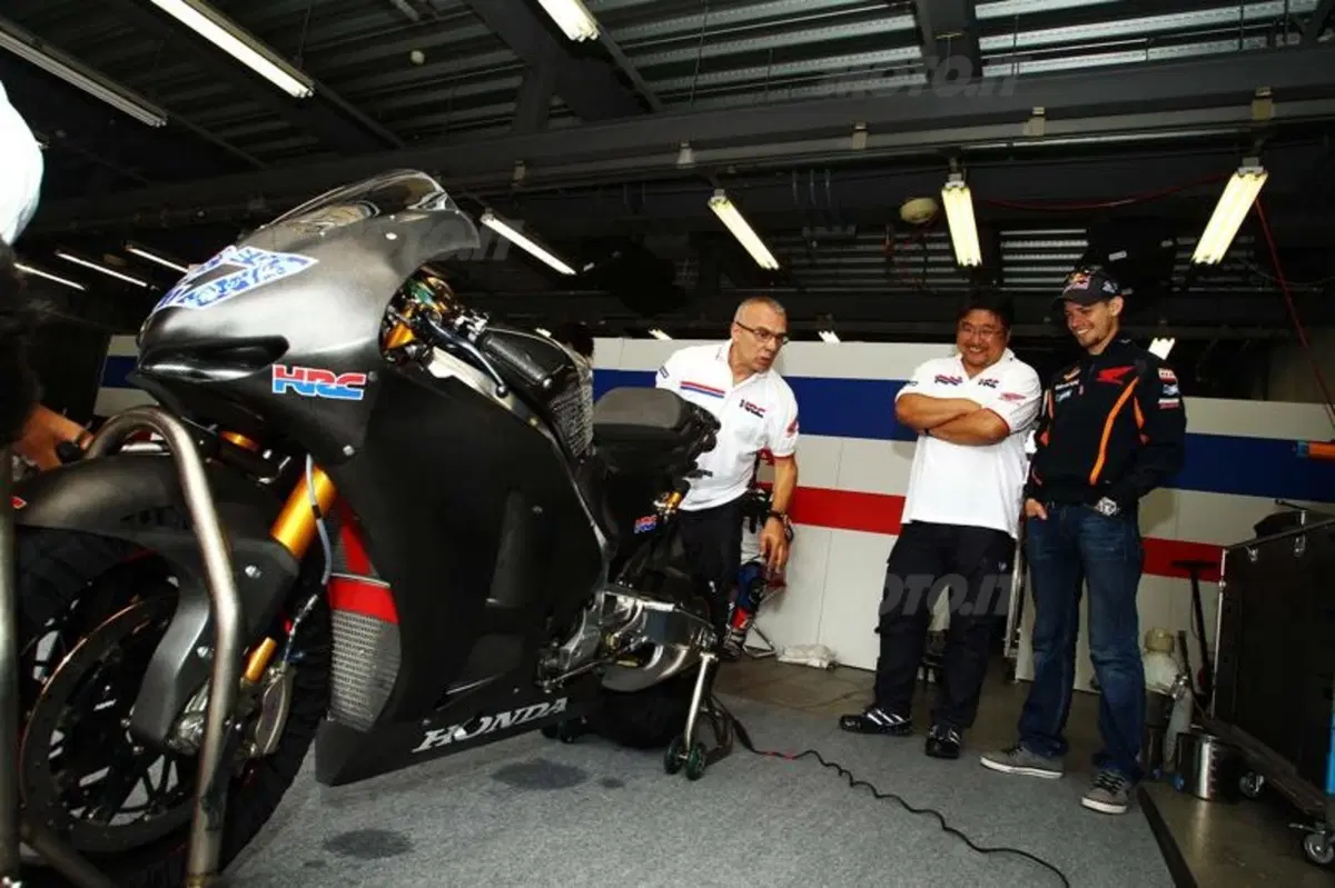 Test. Stoner in sella alla Honda Production (12)