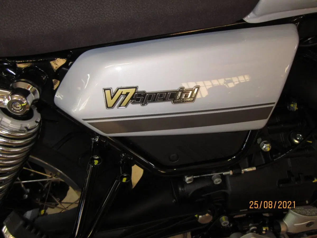 Moto Guzzi V7 Special (2021 - 24) (6)