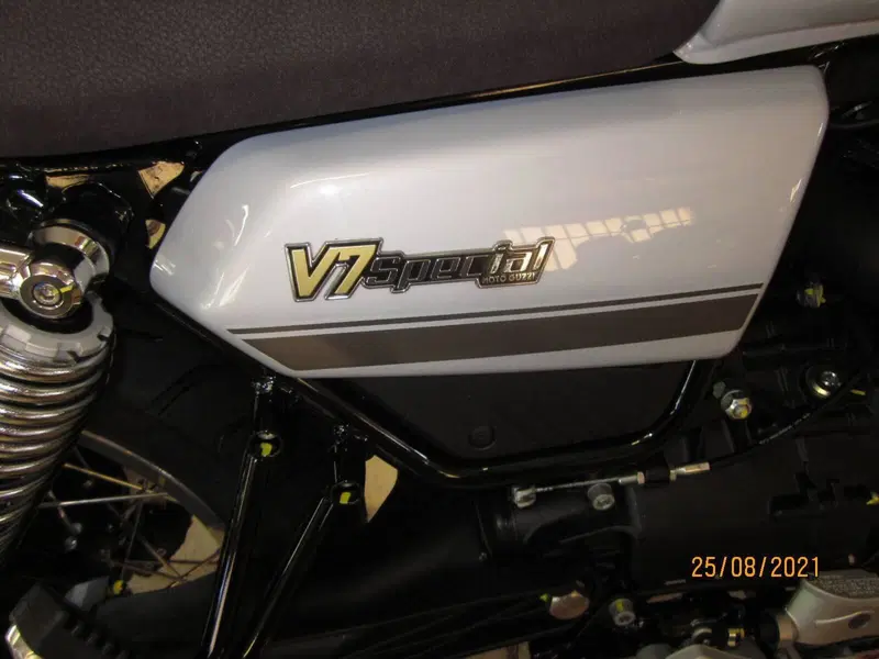 Moto Guzzi V7 Special (2021 - 24) (6)