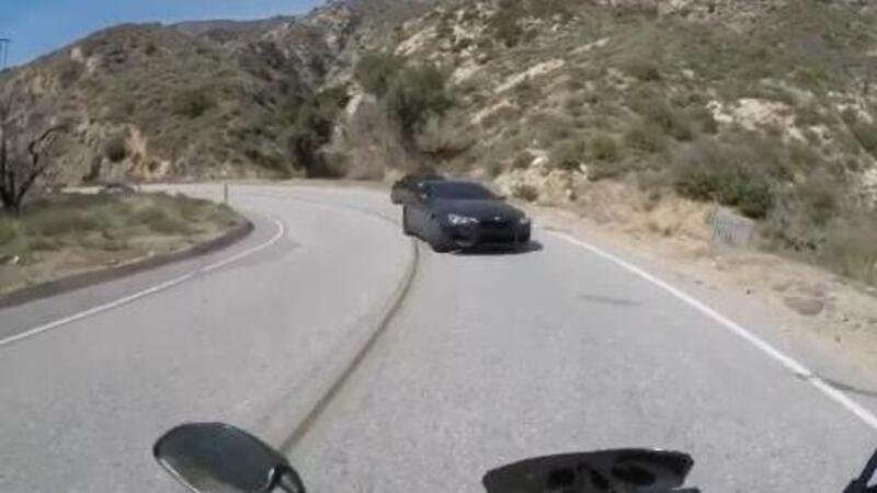 Dritto in curva con la Bmw contro la Yamaha MT09: il botto &egrave; agghiacciante [VIDEO VIRALE]