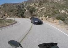 Dritto in curva con la Bmw contro la Yamaha MT09: il botto è agghiacciante [VIDEO VIRALE]