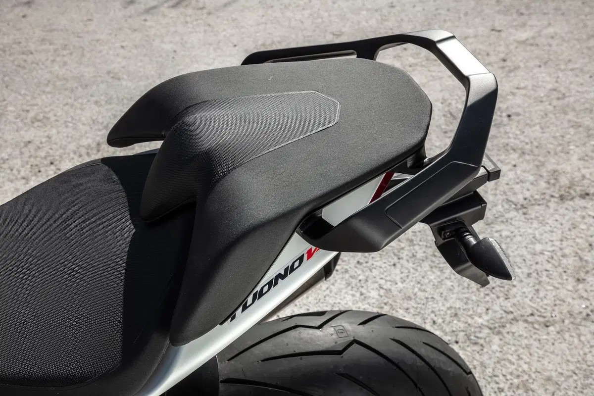 Aprilia Tuono V4 TEST: base o GT? (2)