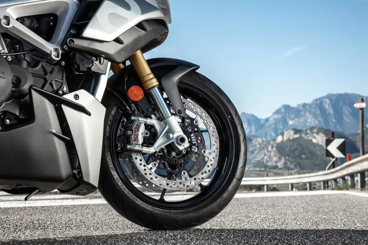 Aprilia Tuono V4 TEST: base o GT? (3)
