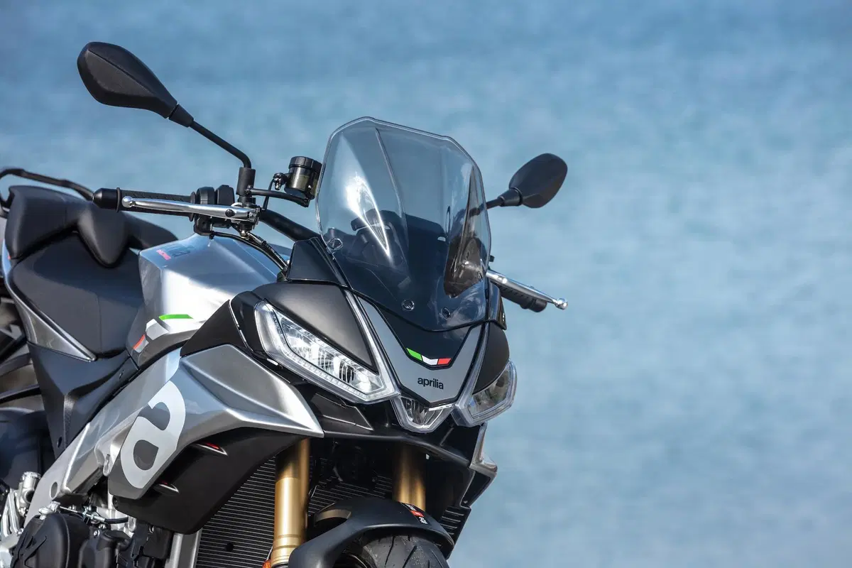 Aprilia Tuono V4 TEST: base o GT?