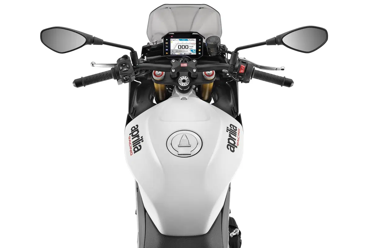 Aprilia Tuono V4 TEST: base o GT? (5)