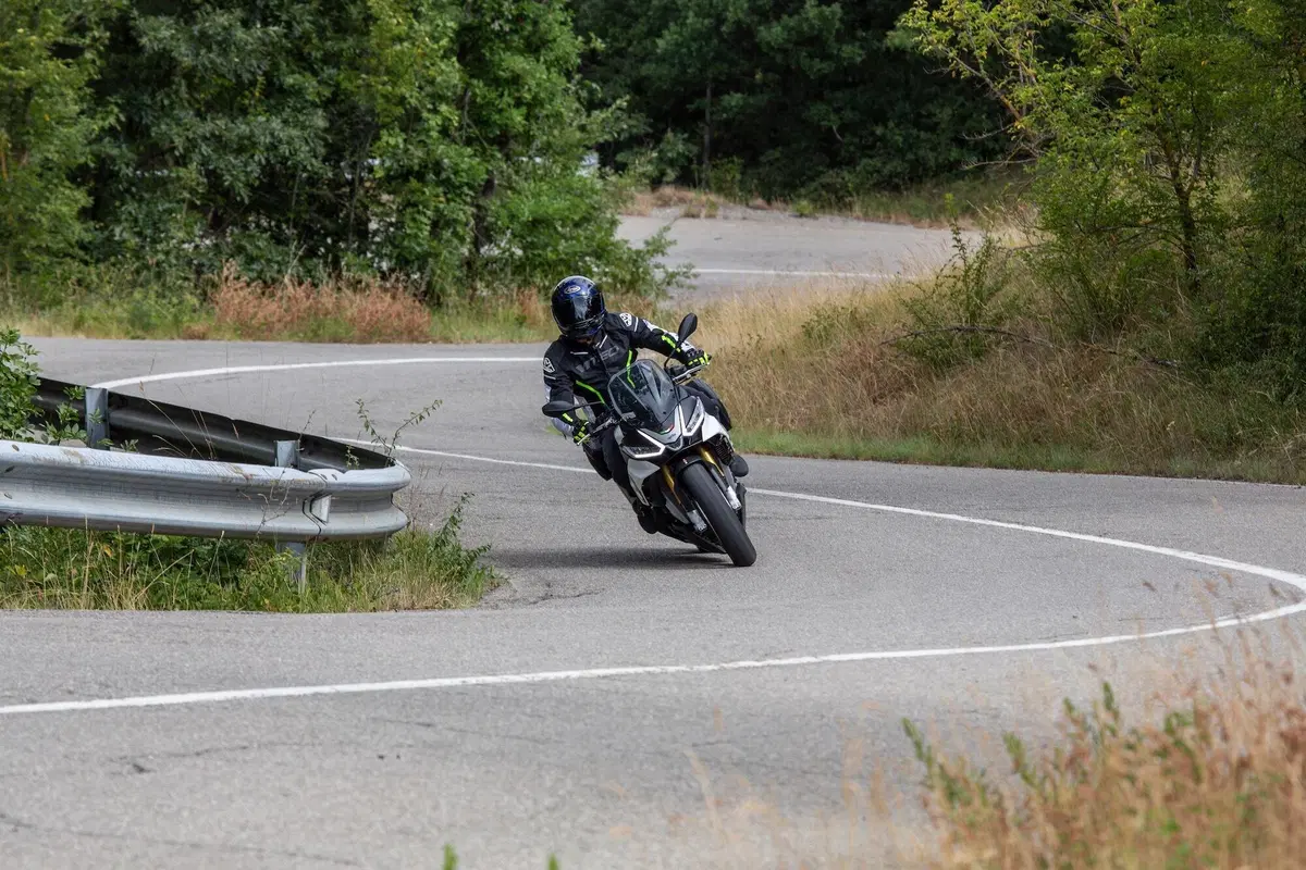 Aprilia Tuono V4 TEST: base o GT? (2)