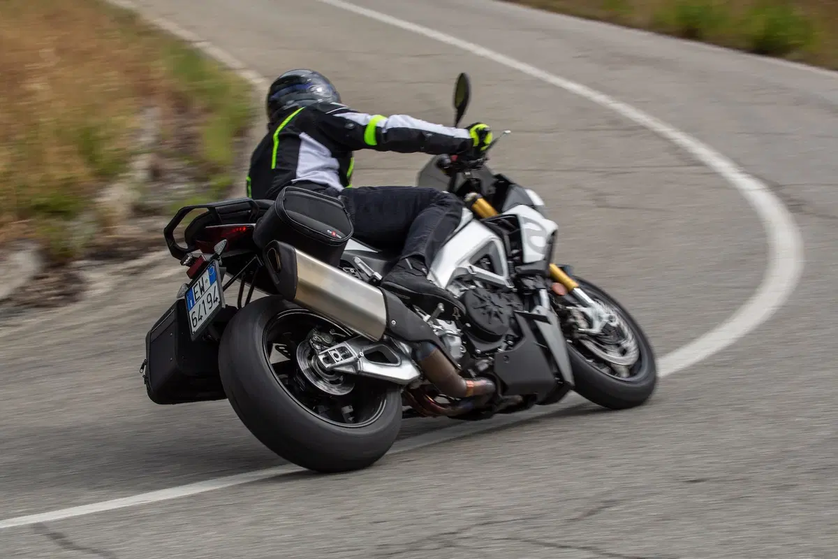 Aprilia Tuono V4 TEST: base o GT? (3)