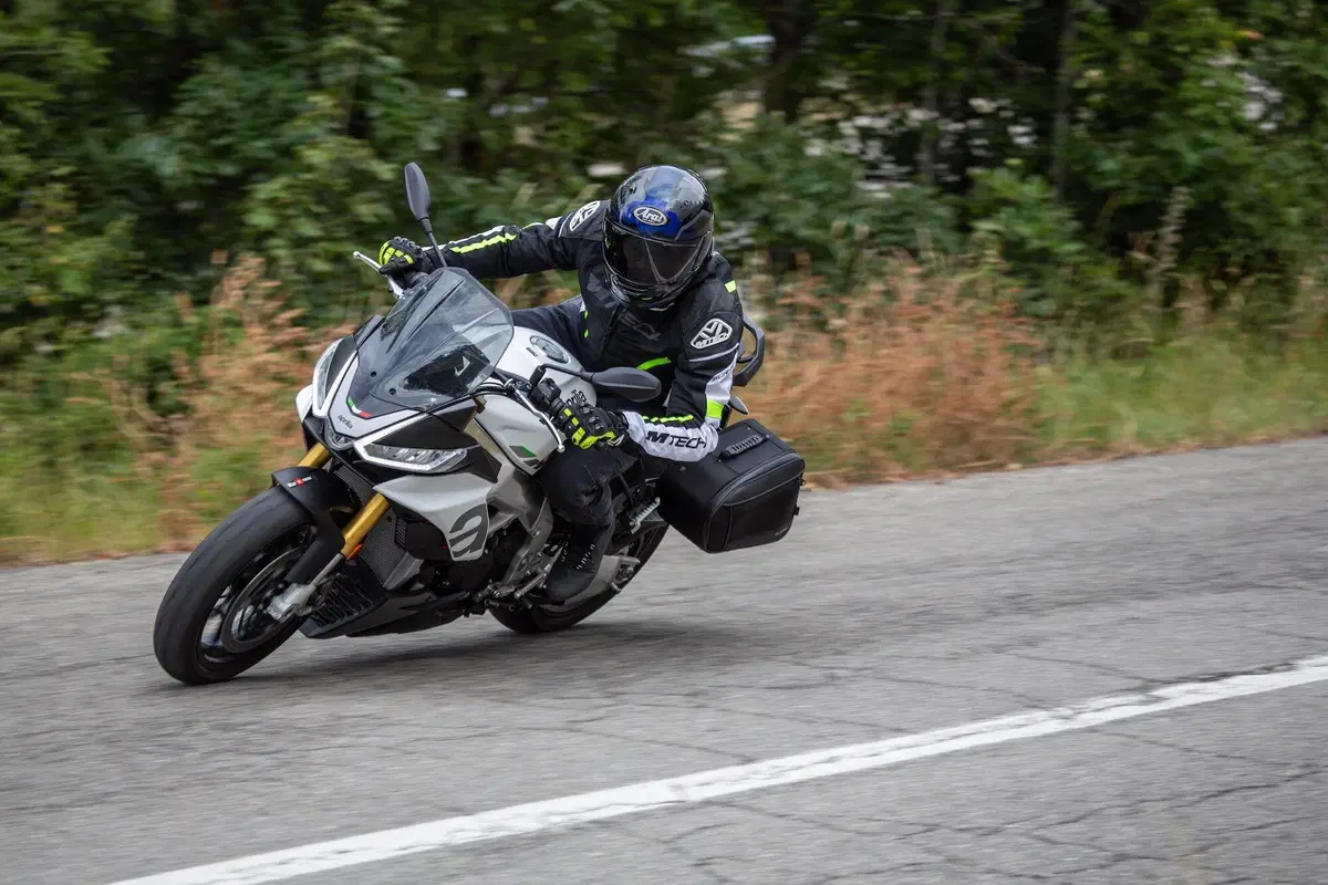 Aprilia Tuono V4 TEST: base o GT? (4)