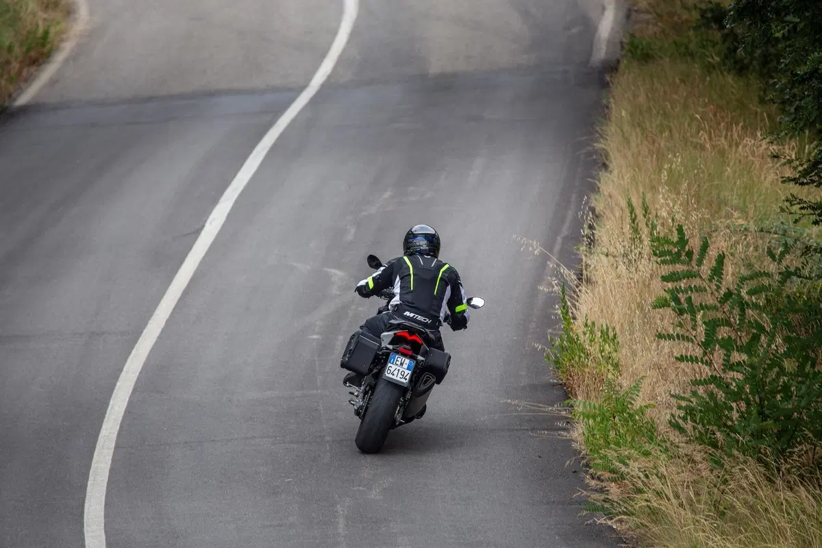 Aprilia Tuono V4 TEST: base o GT? (5)
