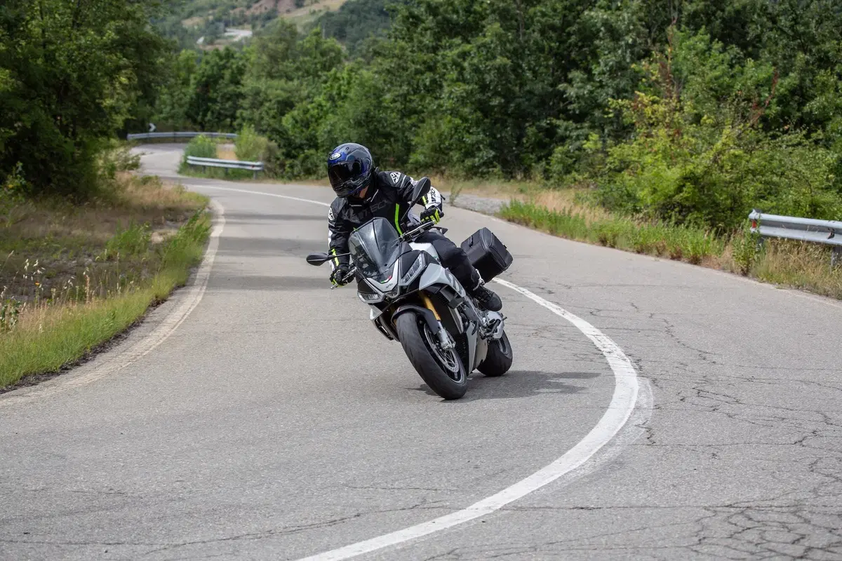 Aprilia Tuono V4 TEST: base o GT? (6)