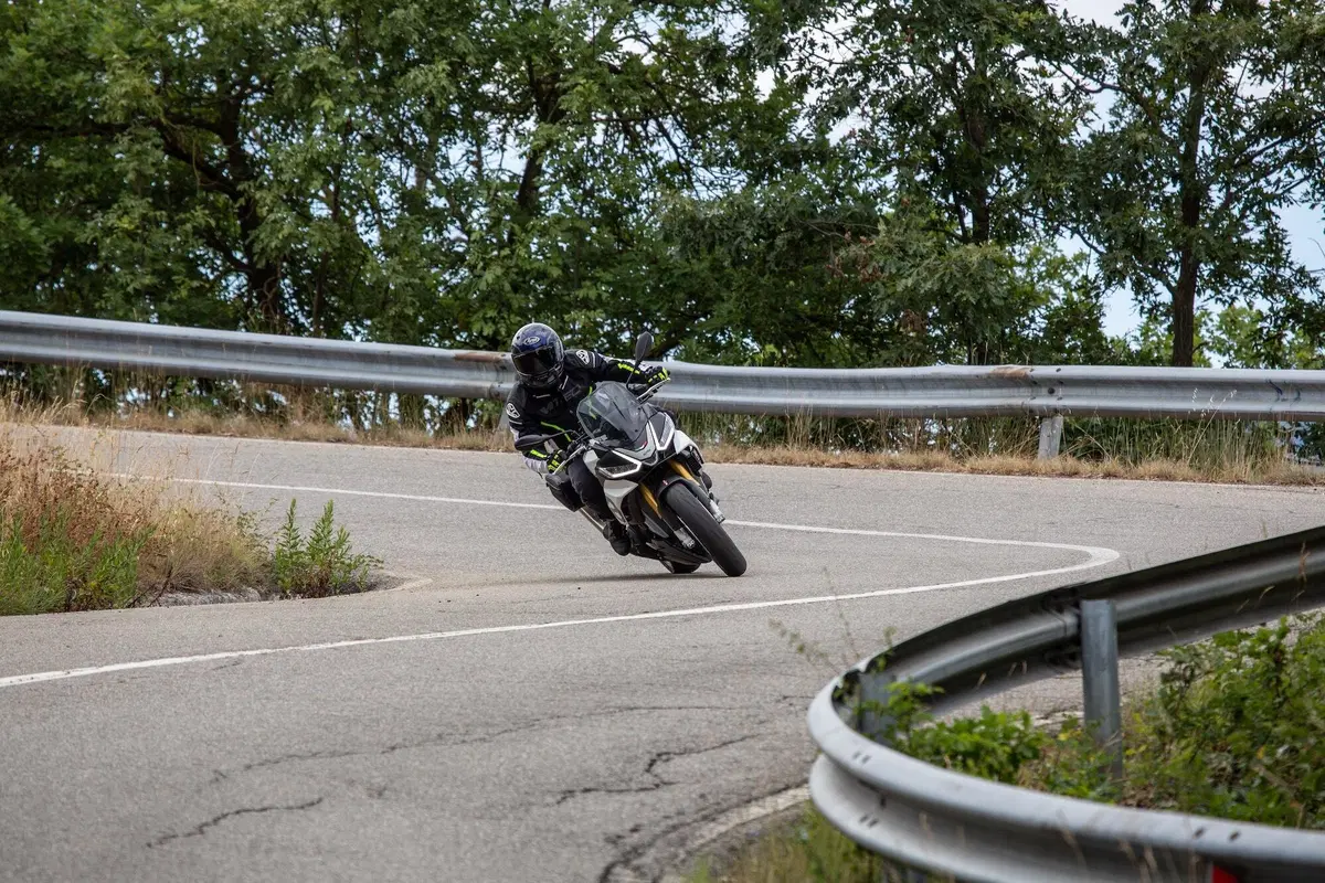Aprilia Tuono V4 TEST: base o GT? (7)