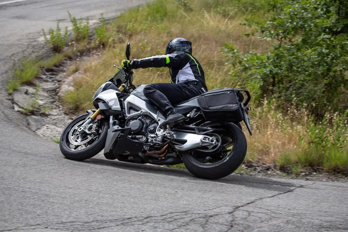 Aprilia Tuono V4 TEST: base o GT? (8)
