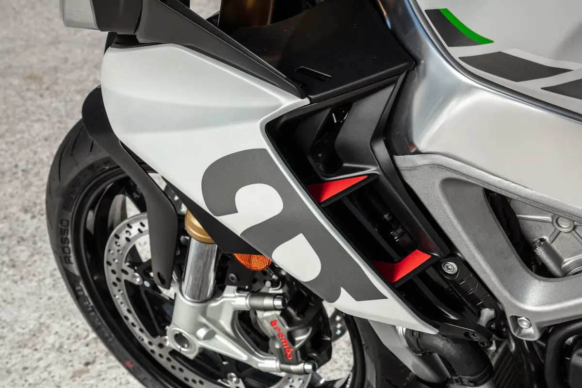 Aprilia Tuono V4 TEST: base o GT? (9)