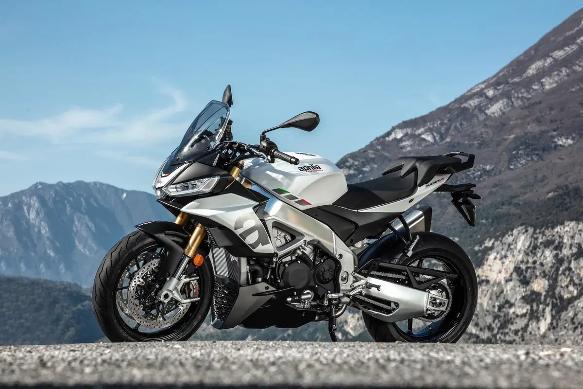 Aprilia Tuono V4 TEST: base o GT? (10)