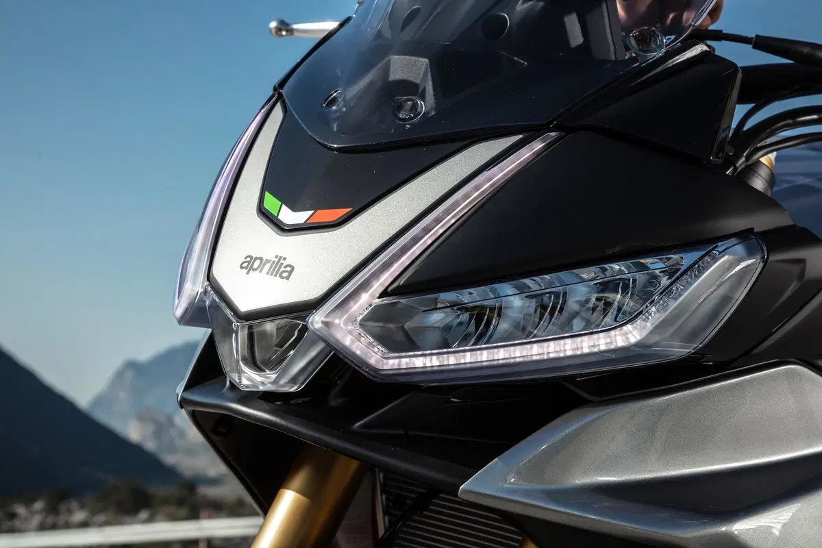 Aprilia Tuono V4 TEST: base o GT? (11)