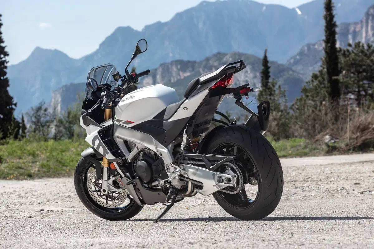 Aprilia Tuono V4 TEST: base o GT? (12)