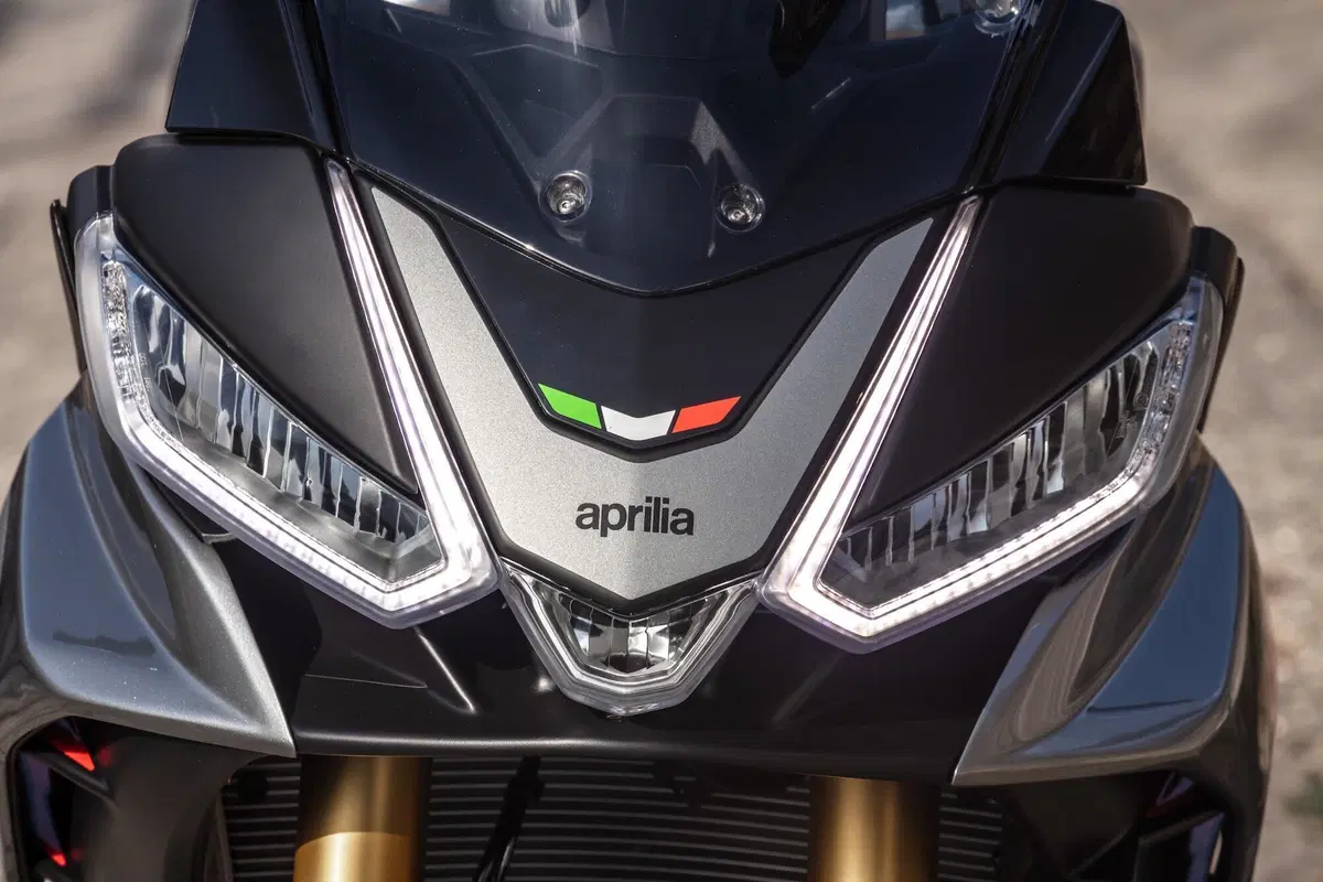 Aprilia Tuono V4 TEST: base o GT? (14)