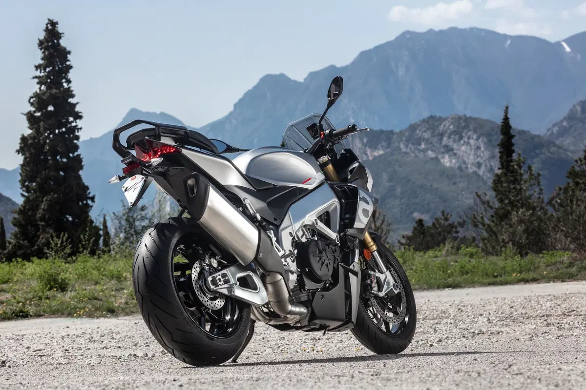 Aprilia Tuono V4 TEST: base o GT? (18)