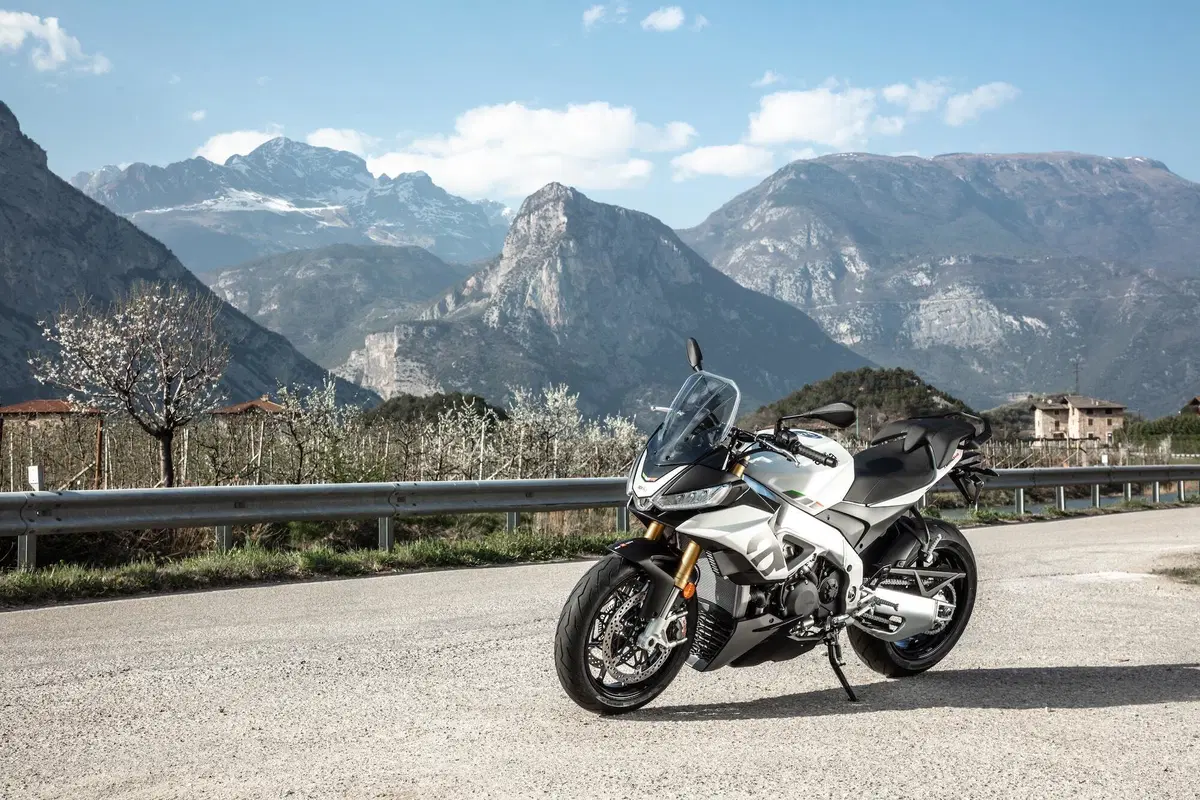 Aprilia Tuono V4 TEST: base o GT? (19)