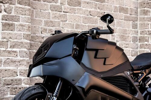 Moto Adonis The Rule Breaker. Una special total black su base Harley-Davidson LiveWire (2)