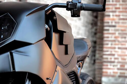 Moto Adonis The Rule Breaker. Una special total black su base Harley-Davidson LiveWire (3)