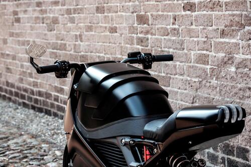 Moto Adonis The Rule Breaker. Una special total black su base Harley-Davidson LiveWire (4)