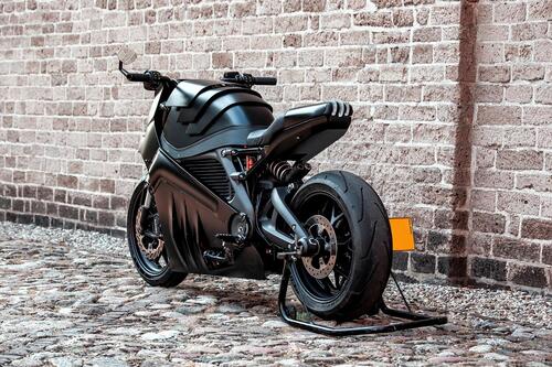 Moto Adonis The Rule Breaker. Una special total black su base Harley-Davidson LiveWire (7)