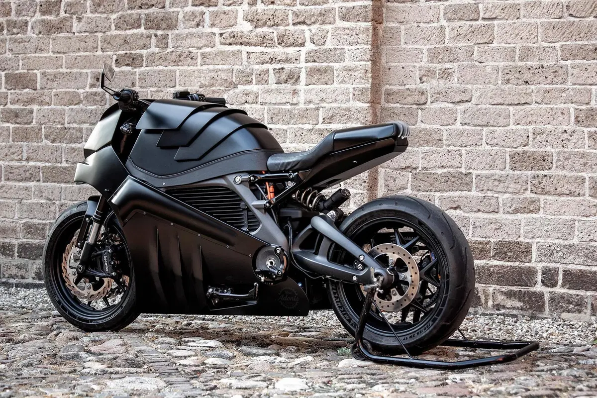 Moto Adonis The Rule Breaker. Una special total black su base Harley-Davidson LiveWire (9)