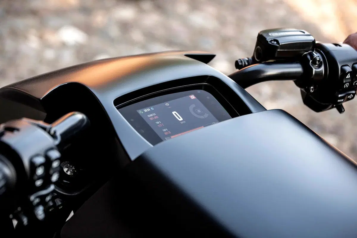 Moto Adonis The Rule Breaker. Una special total black su base Harley-Davidson LiveWire (10)
