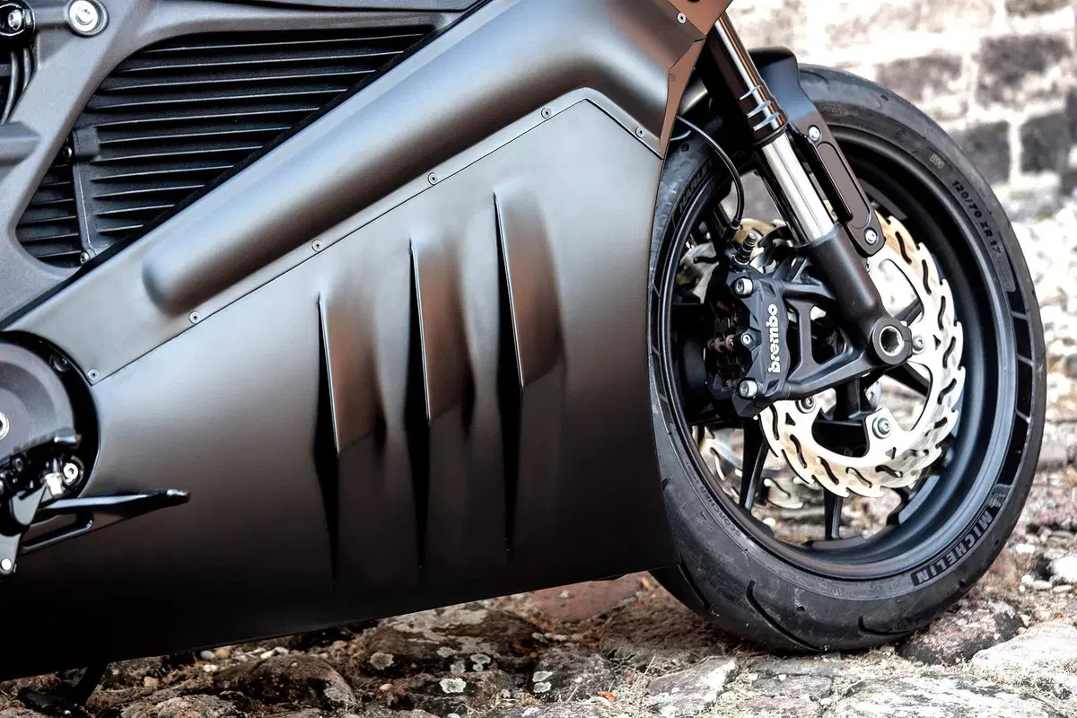 Moto Adonis The Rule Breaker. Una special total black su base Harley-Davidson LiveWire (11)