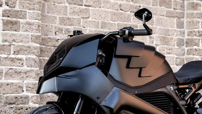 Moto Adonis The Rule Breaker. Una special total black su base Harley-Davidson LiveWire