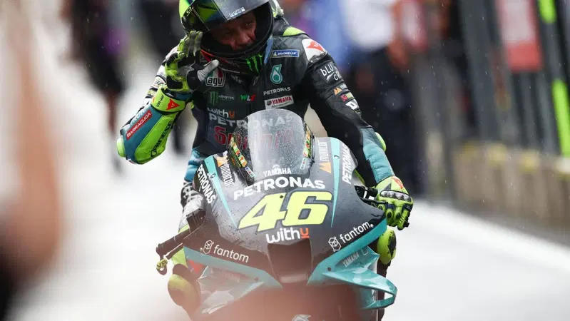 MotoGP 2021, GP Gran Bretagna a Silverstone. Valentino Rossi: "Sarebbe bello avere Dovi in squadra"