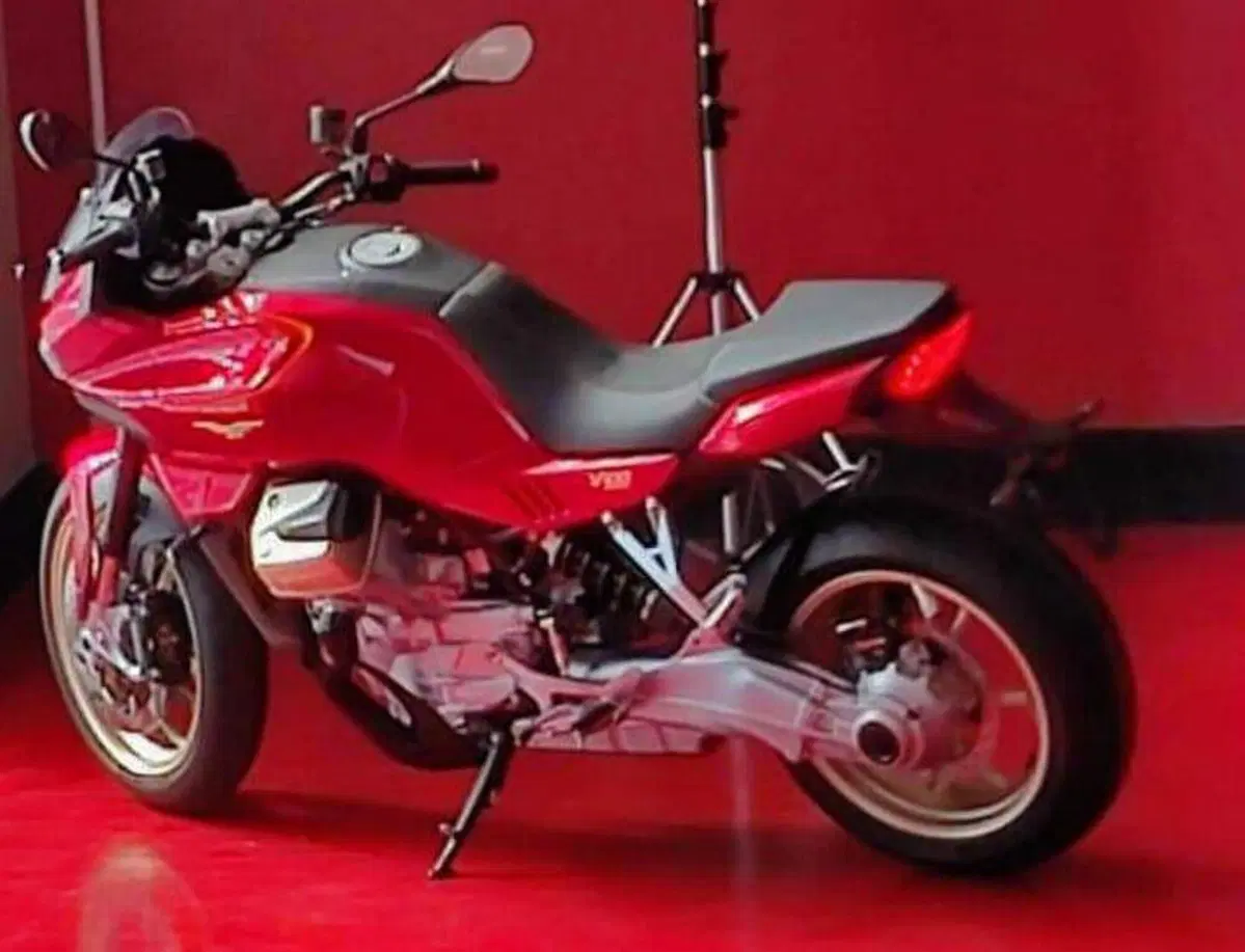 Moto Guzzi V100 Sport Tourer: motore a V raffreddato ad acqua, 120 cavalli! SCOOP
