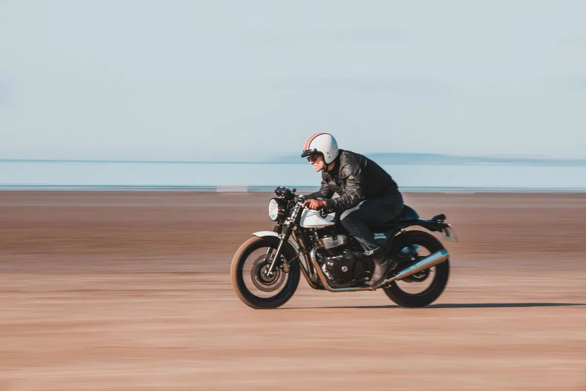 Royal Enfield e Belstaff: una capsule collection e due special per celebrare i 120 anni del brand (8)
