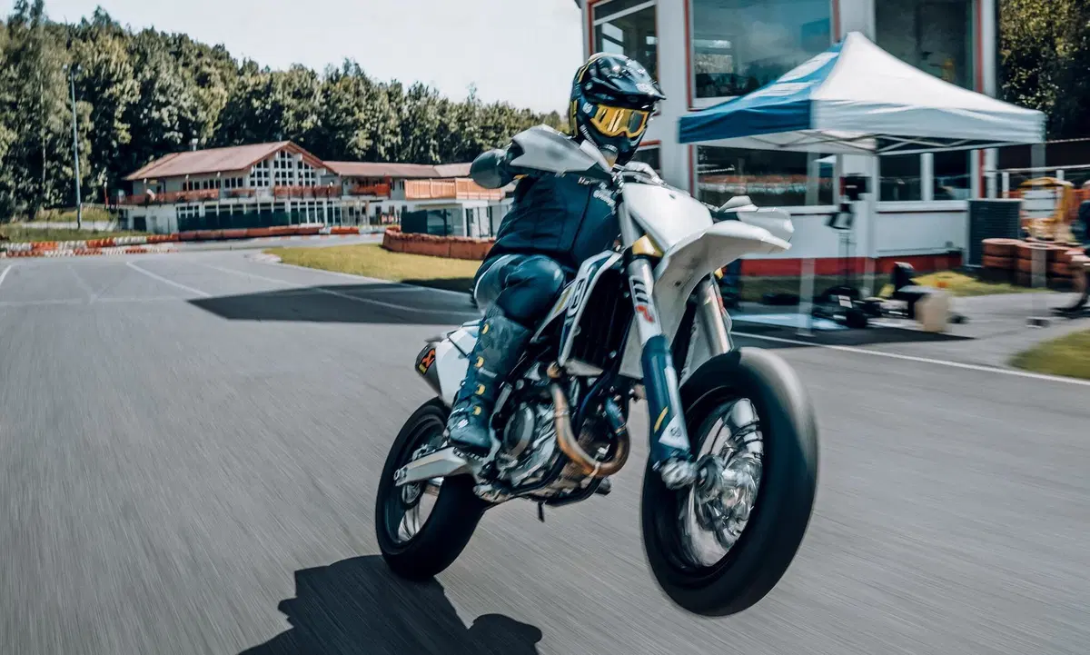 Husqvarna FS450 2022: già disponibile nei concessionari