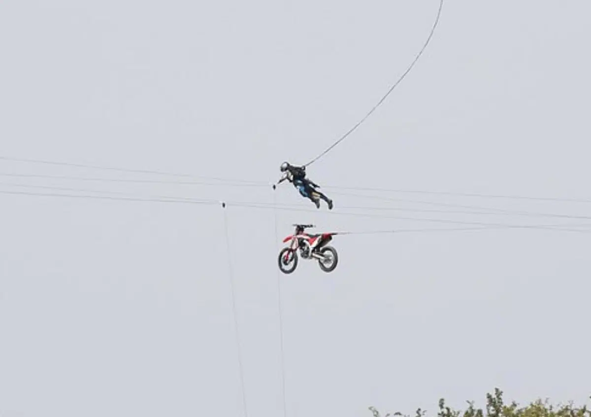 Mission Impossible 7, per la spettacolare scena in moto Tom Cruise ha impiegato 13.000 salti